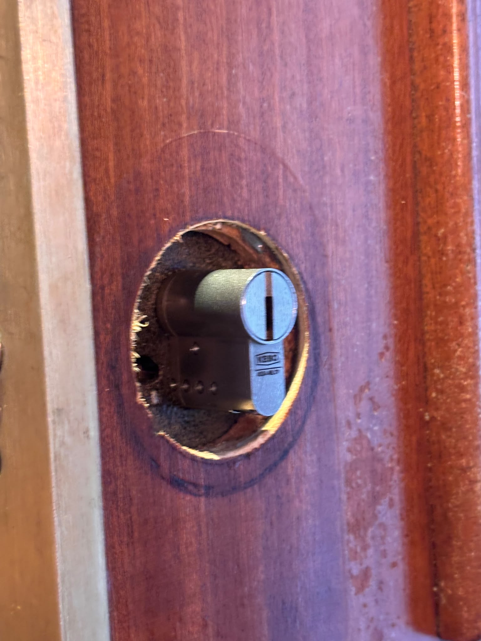 Bombín TESA instalado en puerta de madera sin escudo