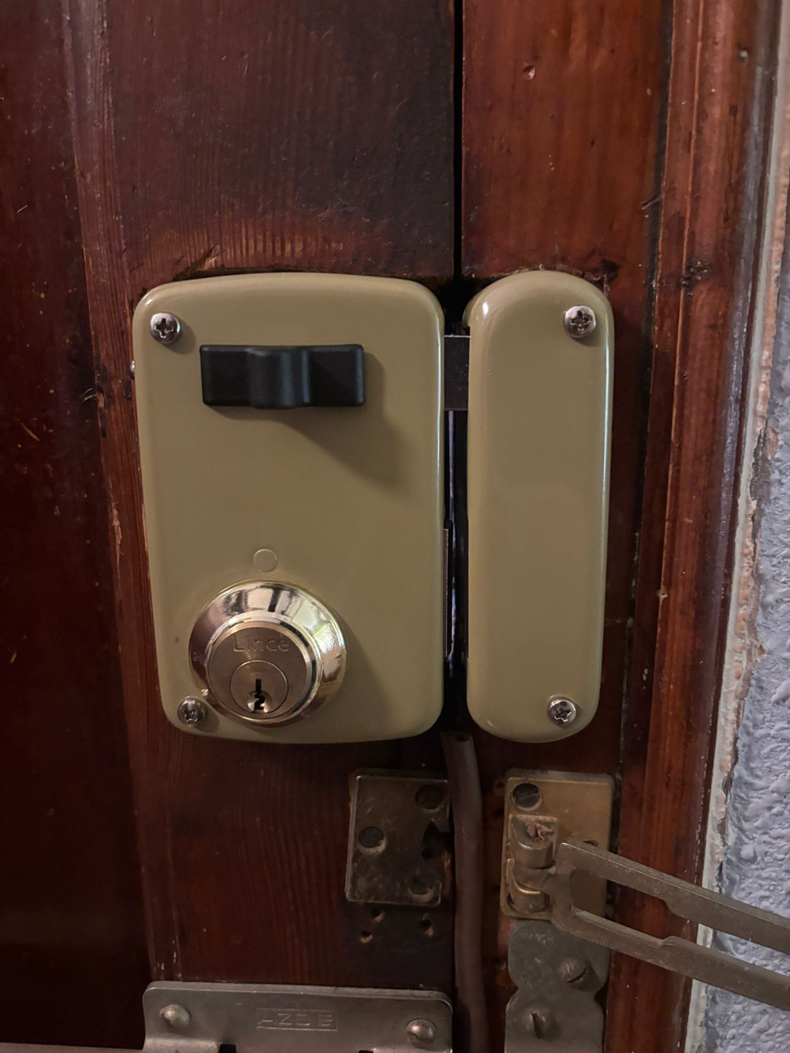Cerradura de sobreponer Lince con pomo en puerta