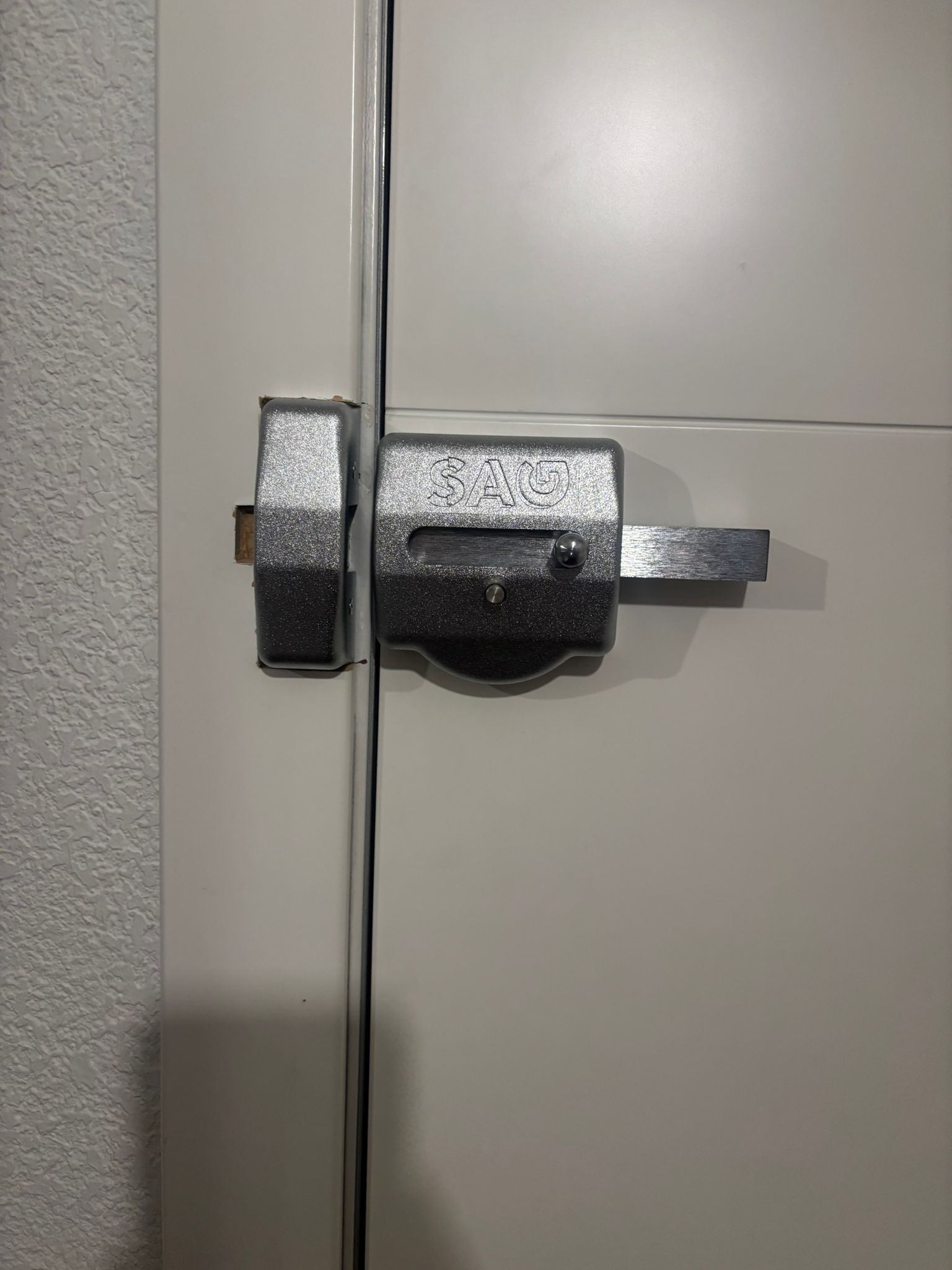 Cerrojo de seguridad SAG instalado en puerta