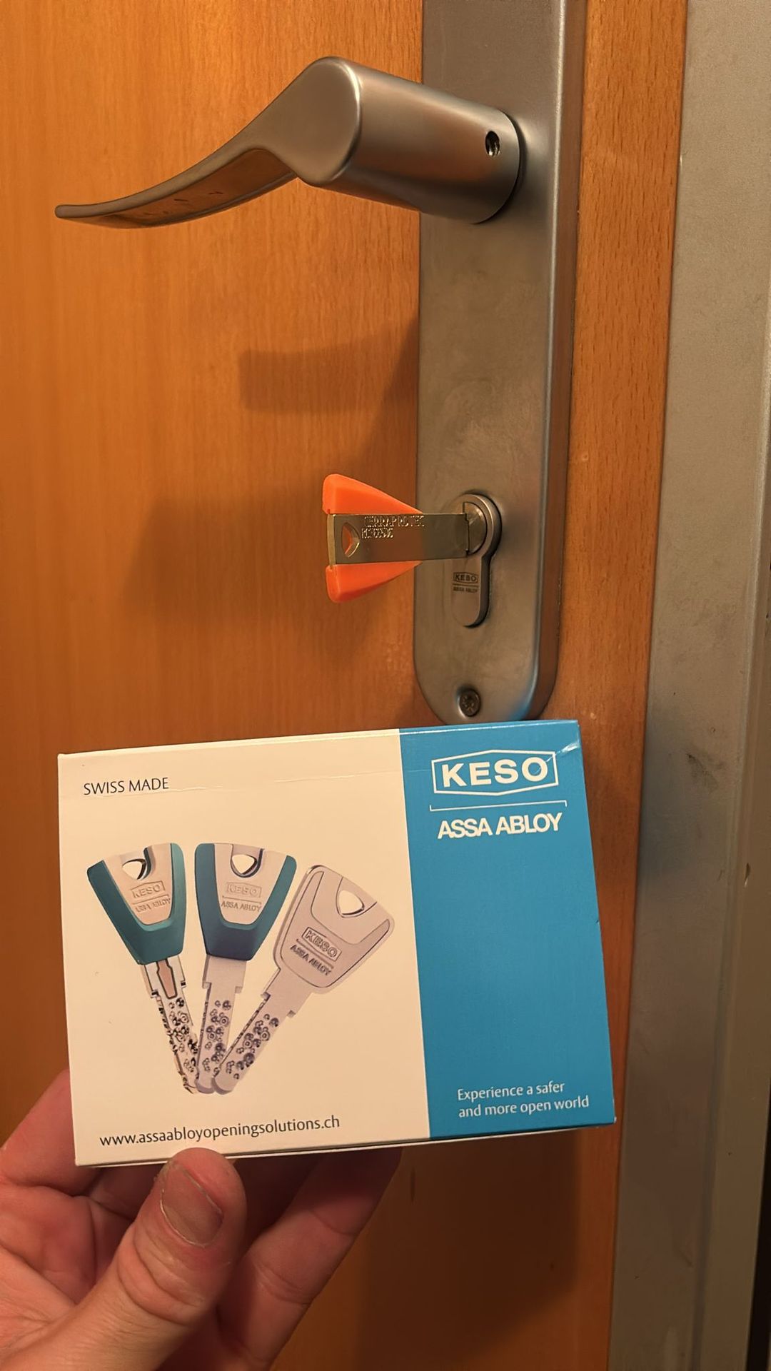 Instalación de bombín de alta seguridad KESO Assa Abloy con llave Cerraprotec en puerta de madera