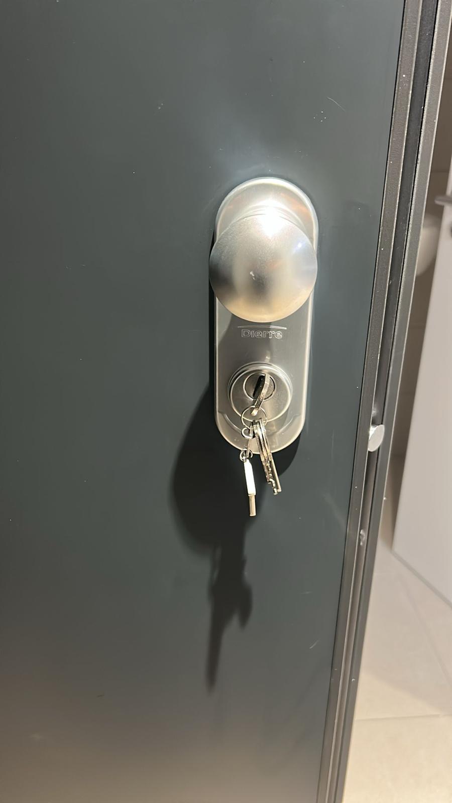 Pomo de puerta Dierre con llave insertada en cerradura